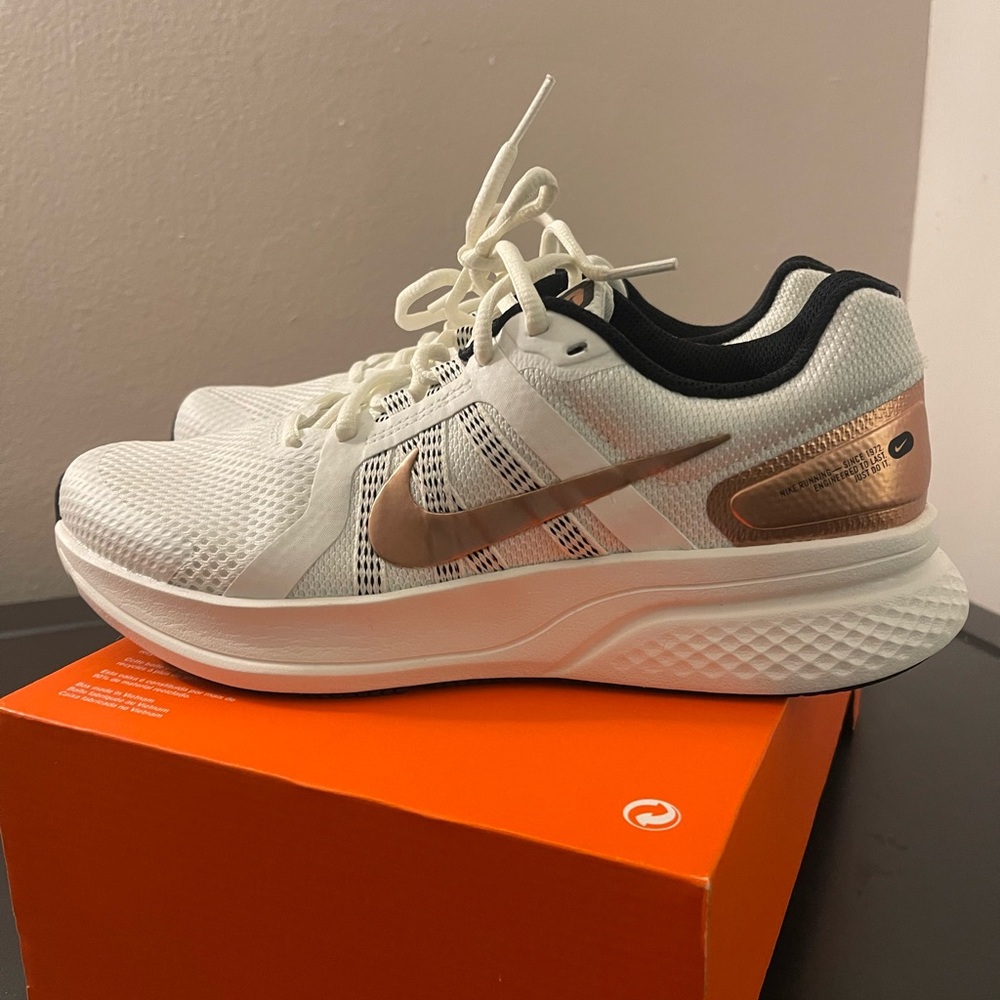 NEW Nike Women's White and Gold Running Shoes Brand New